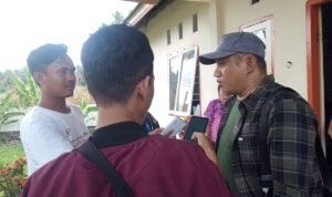 Camat Buntulia Irfan Lalu saat diwawancarai awak media
