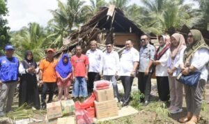 - Penjabup Boalemo, Hendriwan menyerahkan bantuan kepada keluarga Aris Alaliya yang rumahnya tertimpa pohon kelapa di desa Tanah Putih kecamatan Dulupi