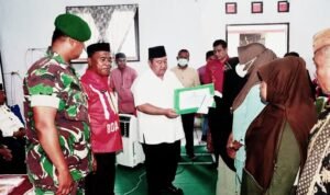 Penjabup Boalemo Saat Menyerahkan Bantuan Sembako dan Insentif Guru TPQ