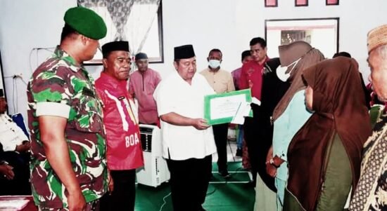 Penjabup Boalemo Saat Menyerahkan Bantuan Sembako dan Insentif Guru TPQ