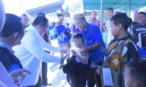 Penjabup Boalemo Hendriwan, meninjau kegiatan imunisasi campak pada balita di Desa Patoameme