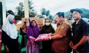 - Penjabup Hendriwan, menyerahkan bantuan kepada korban kebakaran di jalan Trans Sulawesi, Desa Hungayonaa, kecamatan Tilamuta, kabupaten Boalemo