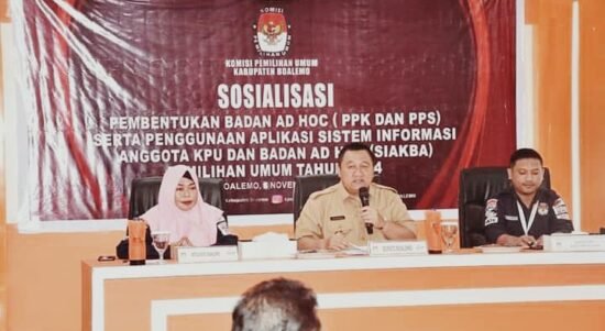Penjabat Bupati Boalemo, Hendriwan membuka sosialisasi pembentukan AD HOC (PPK dan PPS) serta penggunaan aplikasi sistem Informasi anggota KPU dan AD HOC (SIAKBA) Pemilihan Umum tahun 2024.