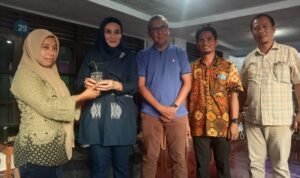 Indriani Dunda bagikan bantuan bibit cabe kepada masyarakat yang menghadiri reses