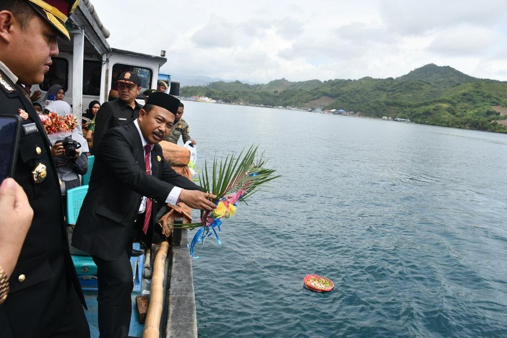 Sekda Boalemo, Sherman Moridu melaksanakan upacara tabur bunga