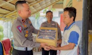 Kepala Satuan Lalu Lintas, IPDA Brata Citra Sakti Purnomo, STr.K, saat menyerahkan paket sembako kepada masyarakat penerima.