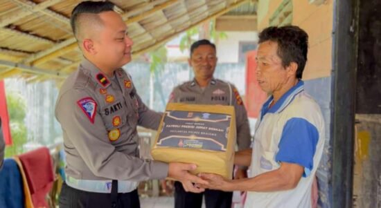 Kepala Satuan Lalu Lintas, IPDA Brata Citra Sakti Purnomo, STr.K, saat menyerahkan paket sembako kepada masyarakat penerima.