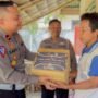 Kepala Satuan Lalu Lintas, IPDA Brata Citra Sakti Purnomo, STr.K, saat menyerahkan paket sembako kepada masyarakat penerima.