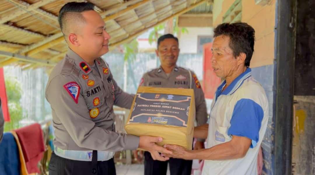 Kepala Satuan Lalu Lintas, IPDA Brata Citra Sakti Purnomo, STr.K, saat menyerahkan paket sembako kepada masyarakat penerima.