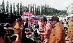 Penjabup Hendriwan saat melakukan peninjauan kendaraan dinas