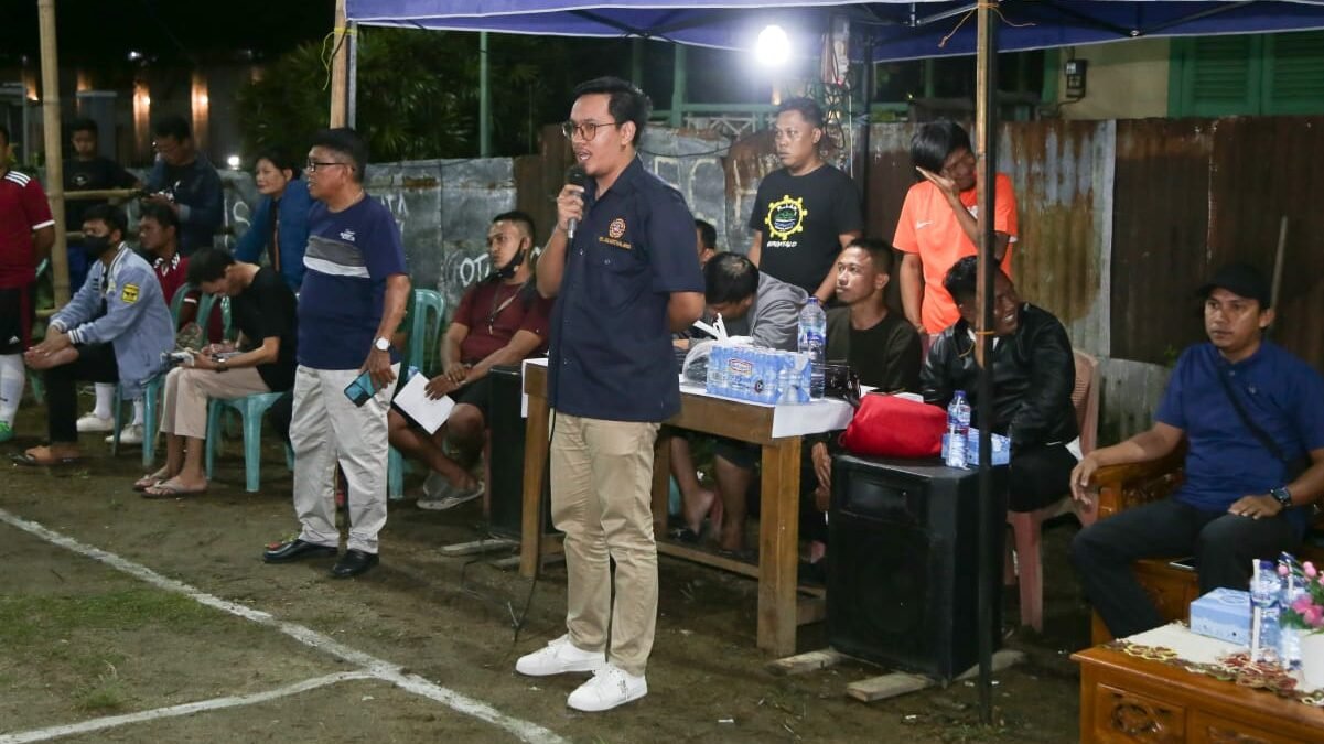 Fachrudin Salilama memberikan sambutan pada pembukaan turnamen futsal Kelurahan Tenda, Kecamatan Hulonthalangi