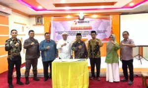 Penjabat Bupati (Penjabup) Boalemo, Hendriwan membuka sosialisasi pengawasan partisipatif bagi tokoh agama, tokoh adat, organisasi keagamaan dan organisasi masyarakat pada pelaksanaan Pemilu 2024