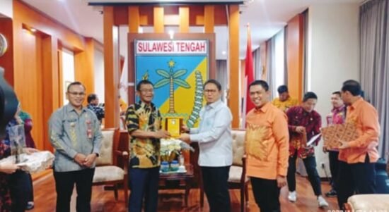 Penjagub Gorontalo Menyerahkan Cendera Mata Kepada Gubernur Sulawesi Tengah