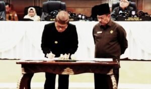 Ketua Deprov Gorontalo, Paris Jusuf menandatangani persetujuan bersama terhadap Ranperda Penyelenggaraan LLAJ dan Ranperda Jasa Konstruksi pada Rapat Paripurna DPRD Provinsi Gorontalo.