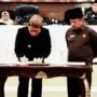 Ketua Deprov Gorontalo, Paris Jusuf menandatangani persetujuan bersama terhadap Ranperda Penyelenggaraan LLAJ dan Ranperda Jasa Konstruksi pada Rapat Paripurna DPRD Provinsi Gorontalo.