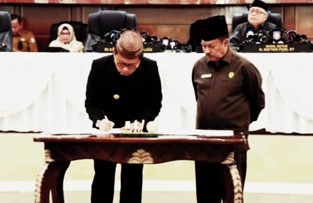 Ketua Deprov Gorontalo, Paris Jusuf menandatangani persetujuan bersama terhadap Ranperda Penyelenggaraan LLAJ dan Ranperda Jasa Konstruksi pada Rapat Paripurna DPRD Provinsi Gorontalo.