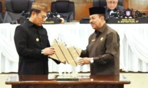 Ketua DPRD Provinsi Gorontalo, Paris RA. Yusuf menyerahkan surat persetujuan kerja sama antara Pemprov Gorontalo dengan Ehime Jepang kepada Penjagub Gorontalo, Hamka Hendra Noer.
