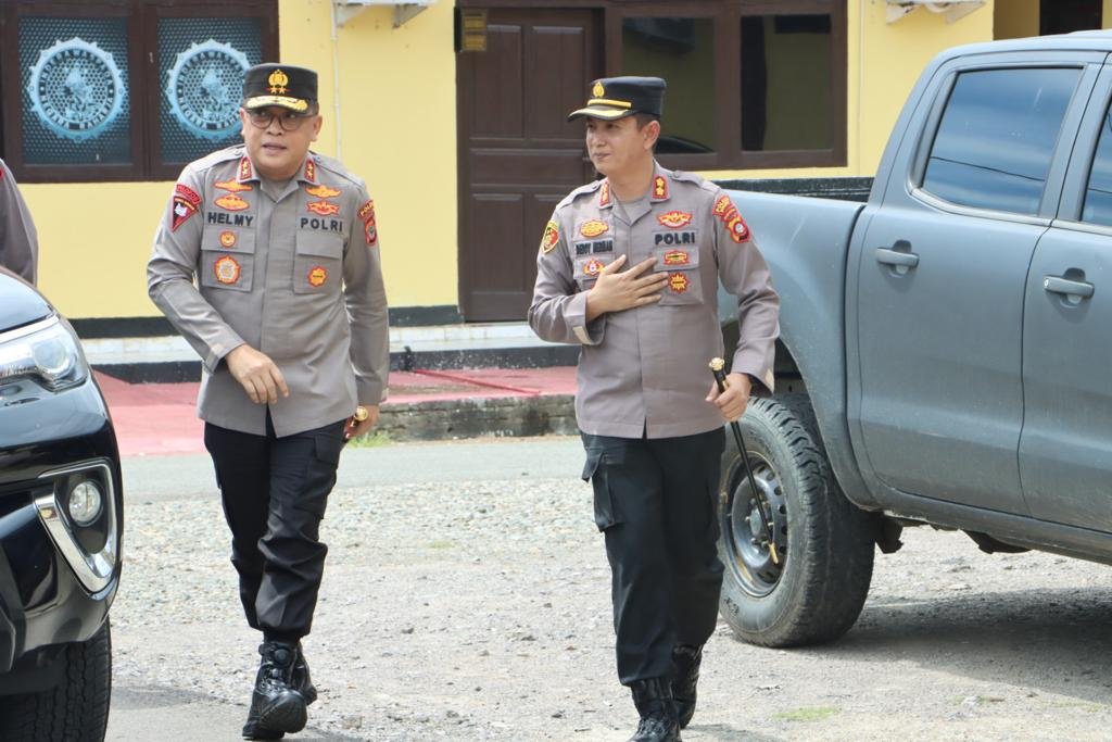 Kapolres Boalemo, AKBP Deddy Herman, S.I.K, menyambut langsung kedatangan Kapolda Gorontalo, Irjen Pol Helmy Santika, S. H.,S.I.K., M.Si, di kabupaten Boalemo