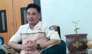 , Kepala BSG cabang Tilamuta Mereyke Kamaru melalui Alen Bolung memberikan klarifikasi mengenai penggembokan mesin ATM yang terletak di halaman Bank SulutGO.
