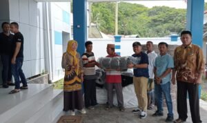 Dinas Kelautan dan Perikanan (DKP) Kabupaten Boalemo menyerahkan bantuan Rompong dan Jaring bagi nelayan.