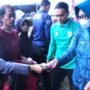 Ketua TP. PKK Provinsi Gorontalo, Gamaria Purnamawari Monoarfa (kanan), turut melayani warga yang berbelanja pada pasar murah di lapangan Kelurahan Padebuolo, Kecamatan Kota Timur.