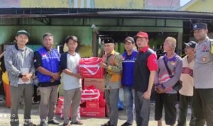- Dinas Sosial dan PMD Kabupaten Boalemo, menyerahkan bantuan kepada korban kebakaran yang terjadi di Desa Hungayonaa, Kecamatan Tilamuta