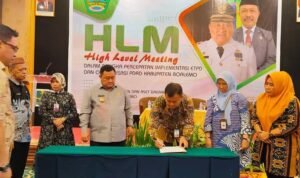 Penjabup Hendriwan saat membuka pelaksanaan HLM (Higt Level Meeting) tentang percepatan implementasi Elektronifikasi Transaksi Pemerintah Daerah (ETPD) dan optimalisasi Pendapatan Asli Daerah (PAD) bertempat di Grand-Q Hotel Gorontalo