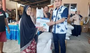 Anggota Dewan Perwakilan Rakyat Daerah (DPRD) Kabupaten Boalemo, Hardi Syam Mopangga, kembali menyerahkan bantuan modal ekonomi produktif bagi pelaku Usaha Mikro Kecil dan Menengah (UMKM).