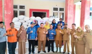 , Pj Bupati Boalemo Dr. Drs Hendriwan M.Si menerima secara resmi bantuan kemanusiaan dari Pemerintah Kabupaten Pohuwato