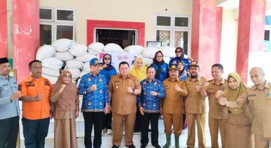 , Pj Bupati Boalemo Dr. Drs Hendriwan M.Si menerima secara resmi bantuan kemanusiaan dari Pemerintah Kabupaten Pohuwato