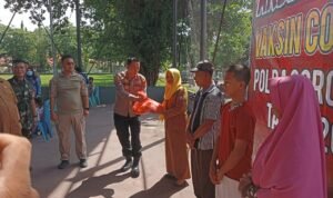 Kapolres Boalemo Saat Menyerahkan Bantuan Kepada Peserta Vaksinasi Covid-19