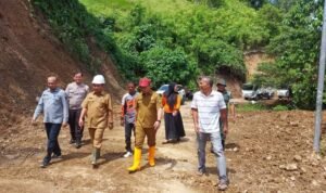 Sekretaris Daerah(Sekda) Sherman Moridu didampingi Kadis PUPR Kabupaten Boalemo Supandra Nur, dan BPBD Kabupaten Boalemo melakukan peninjauan langsung di lokasi longsor