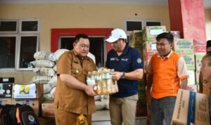 Penjabat Bupati Boalemo, Hendriwan, didampingi sektetaris Daerah Sherman Moridu kembali menerima bantuan logistik untuk masyarakat yang terdampak banjir bandang