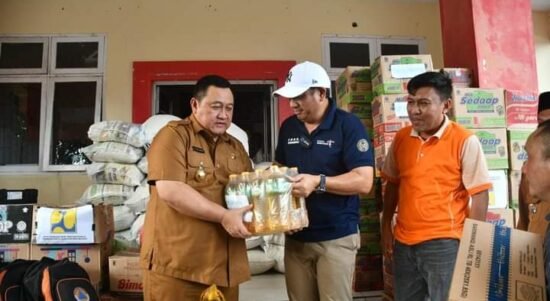 Penjabat Bupati Boalemo, Hendriwan, didampingi sektetaris Daerah Sherman Moridu kembali menerima bantuan logistik untuk masyarakat yang terdampak banjir bandang