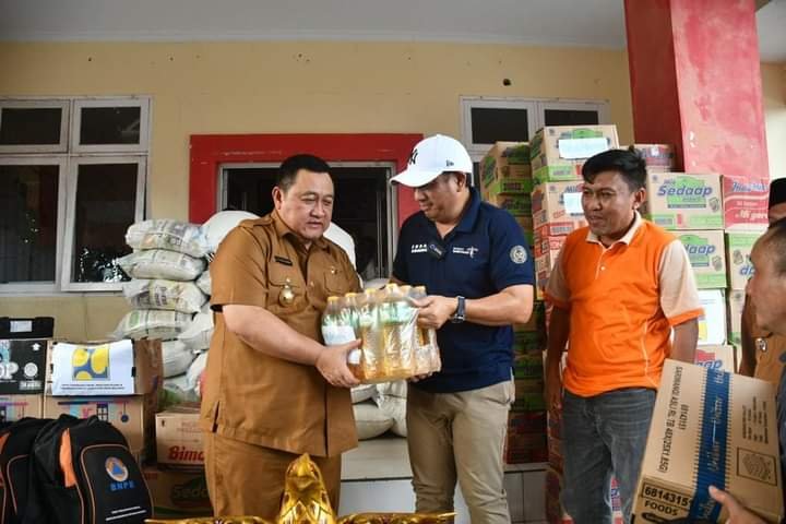 Penjabat Bupati Boalemo, Hendriwan, didampingi sektetaris Daerah Sherman Moridu kembali menerima bantuan logistik untuk masyarakat yang terdampak banjir bandang