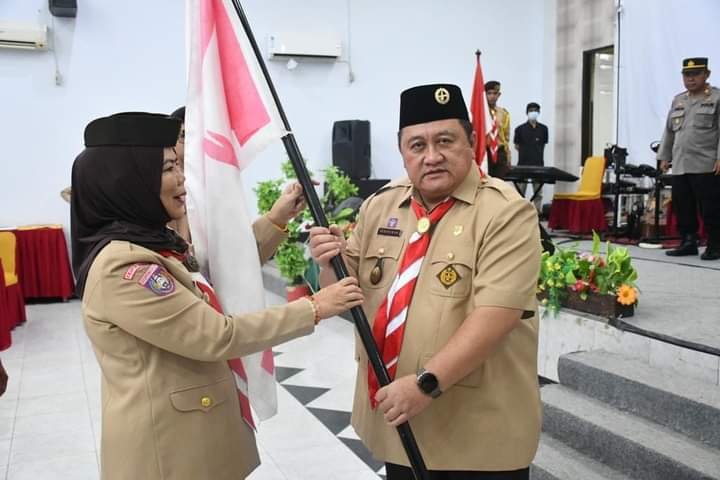 Ketua Kwartir Daerah Gerakan Pramuka Gorontalo Dra. Idah Sahidah,MH, melantik Penjabat Bupati (Penjabup) Boalemo Hendriwan sebagai ketua majelis pembimbing cabang gerakan pramuka Boalemo