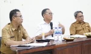 Bupati Gorontalo Utara (Tengah) memberikan pembinaan kepada OPD