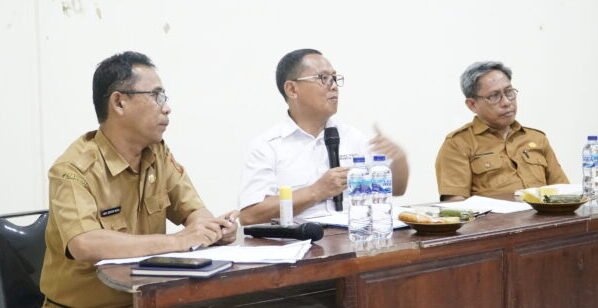 Bupati Gorontalo Utara (Tengah) memberikan pembinaan kepada OPD