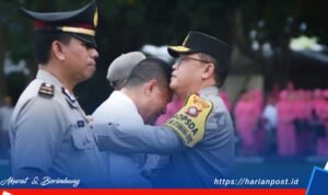 Kepala Kepolisian Daerah Gorontalo Irjen Pol. Helmy Santika, SH, SIK, M.Si memberikan penghargaan kepada personil Polri dan PNS Polri yang berprestasi saat upacara kenaikan pangkat di Mako Polda Gorontalo