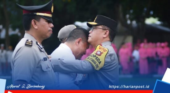 Kepala Kepolisian Daerah Gorontalo Irjen Pol. Helmy Santika, SH, SIK, M.Si memberikan penghargaan kepada personil Polri dan PNS Polri yang berprestasi saat upacara kenaikan pangkat di Mako Polda Gorontalo