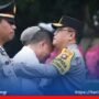 Kepala Kepolisian Daerah Gorontalo Irjen Pol. Helmy Santika, SH, SIK, M.Si memberikan penghargaan kepada personil Polri dan PNS Polri yang berprestasi saat upacara kenaikan pangkat di Mako Polda Gorontalo