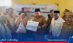 Lembaga Zakat Infaq dan shadaqah Muhammadiyah (LAZISMU) Provinsi Gorontalo dan Kabupaten Boalemo menyerahkan bantuan paket sembako kepada korban banjir di Desa Mohungo Kecamatan Tilamuta