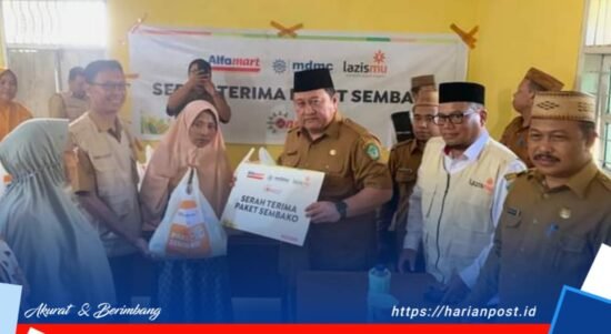 Lembaga Zakat Infaq dan shadaqah Muhammadiyah (LAZISMU) Provinsi Gorontalo dan Kabupaten Boalemo menyerahkan bantuan paket sembako kepada korban banjir di Desa Mohungo Kecamatan Tilamuta
