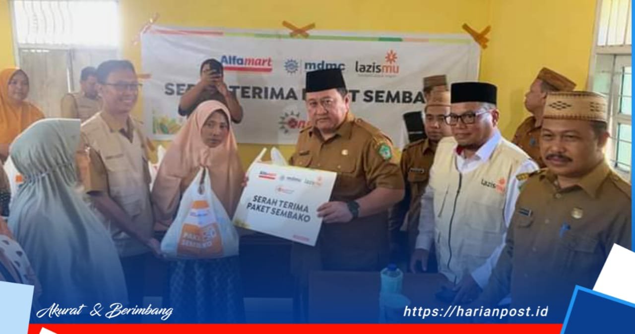 Lembaga Zakat Infaq dan shadaqah Muhammadiyah (LAZISMU) Provinsi Gorontalo dan Kabupaten Boalemo menyerahkan bantuan paket sembako kepada korban banjir di Desa Mohungo Kecamatan Tilamuta