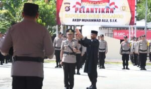Kepolisian Daerah Gorontalo Irjen Pol. Helmy Santika,SH,SIK,M.Si resmi melantik AKBP Muhammad Alli,SIK sebagai Kapolres Bonebolango, Rabu (04/01/2022) di Mako Polres. Adapun jabatan AKBP. Muhammad Alli,SIK sebelumnya adalah Komandan Batalyon (Danyon) A Detasemen III Paspelopor Korps Brimob Polri