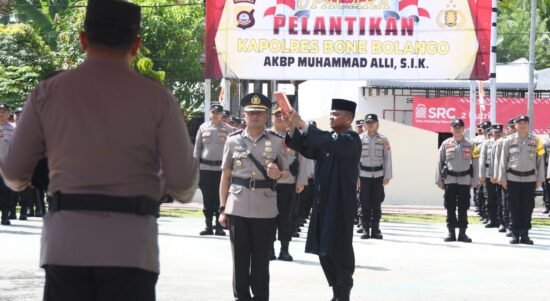 Kepolisian Daerah Gorontalo Irjen Pol. Helmy Santika,SH,SIK,M.Si resmi melantik AKBP Muhammad Alli,SIK sebagai Kapolres Bonebolango, Rabu (04/01/2022) di Mako Polres. Adapun jabatan AKBP. Muhammad Alli,SIK sebelumnya adalah Komandan Batalyon (Danyon) A Detasemen III Paspelopor Korps Brimob Polri