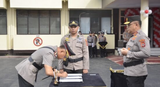 Kapolda Gorontalo Helmy Santika saat memberikan sambutan pada acara syukuran pengukuhan dan pelantikan Kapolresta Gorontalo Kota di Aula Polresta Gorontalo Kota