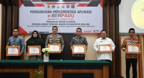 Penjabat Bupati (Penjabup)Boalemo Hendriwan menghadiri pengukuhan Implementasi Aplikasi Elektronik Berkas Pidana Terpadu (e-BERPADU) bertempat di ruang sidang utama Pengadilan Negeri Tilamuta
