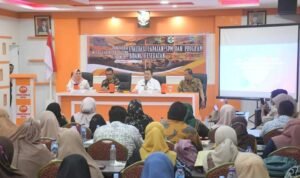 Penjabup Hendriwan saat menutup rapat kerja evaluasi kinerja Standar Pelayanan Minimum (SPM) dan Program bidang kesehatan, di Grand Amalia Hotel