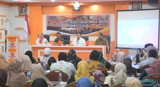 Penjabup Hendriwan saat menutup rapat kerja evaluasi kinerja Standar Pelayanan Minimum (SPM) dan Program bidang kesehatan, di Grand Amalia Hotel